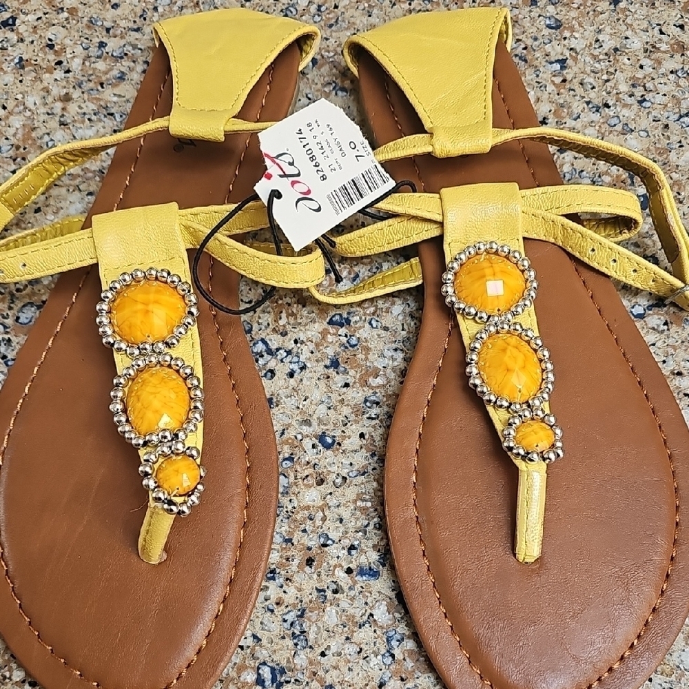 Dots NWT Women's Yellow Beaded Sandals Size 7